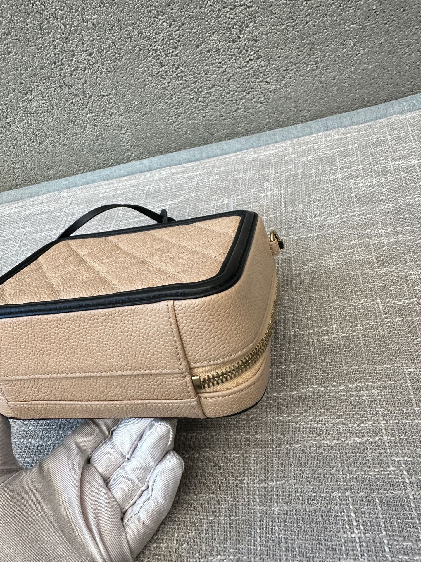 Preloved Chanel CC Filigree Vanity Case Small