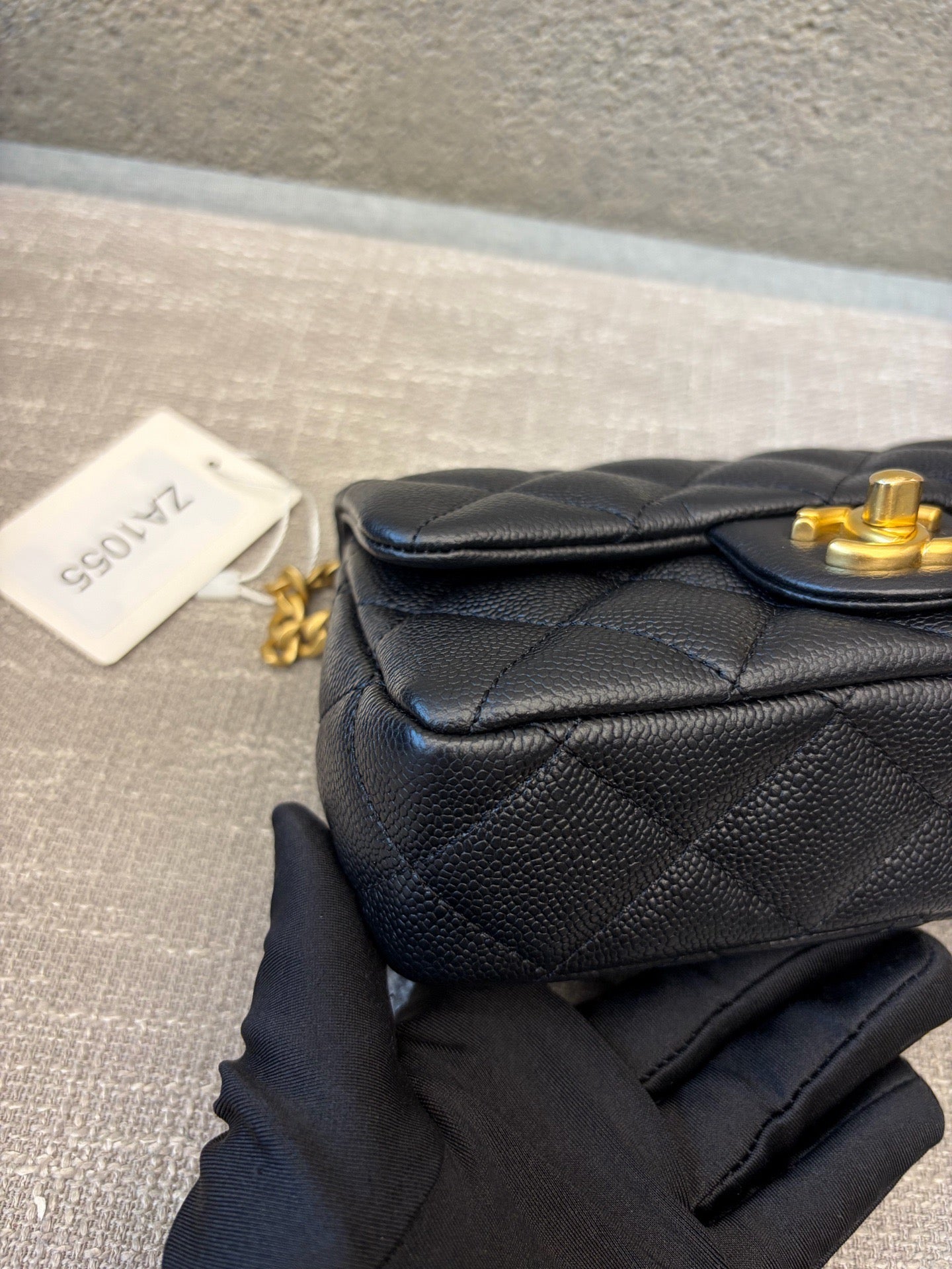 Preloved Chanel Black n Gold 23p Small Flap with Heart Adjustable Chain