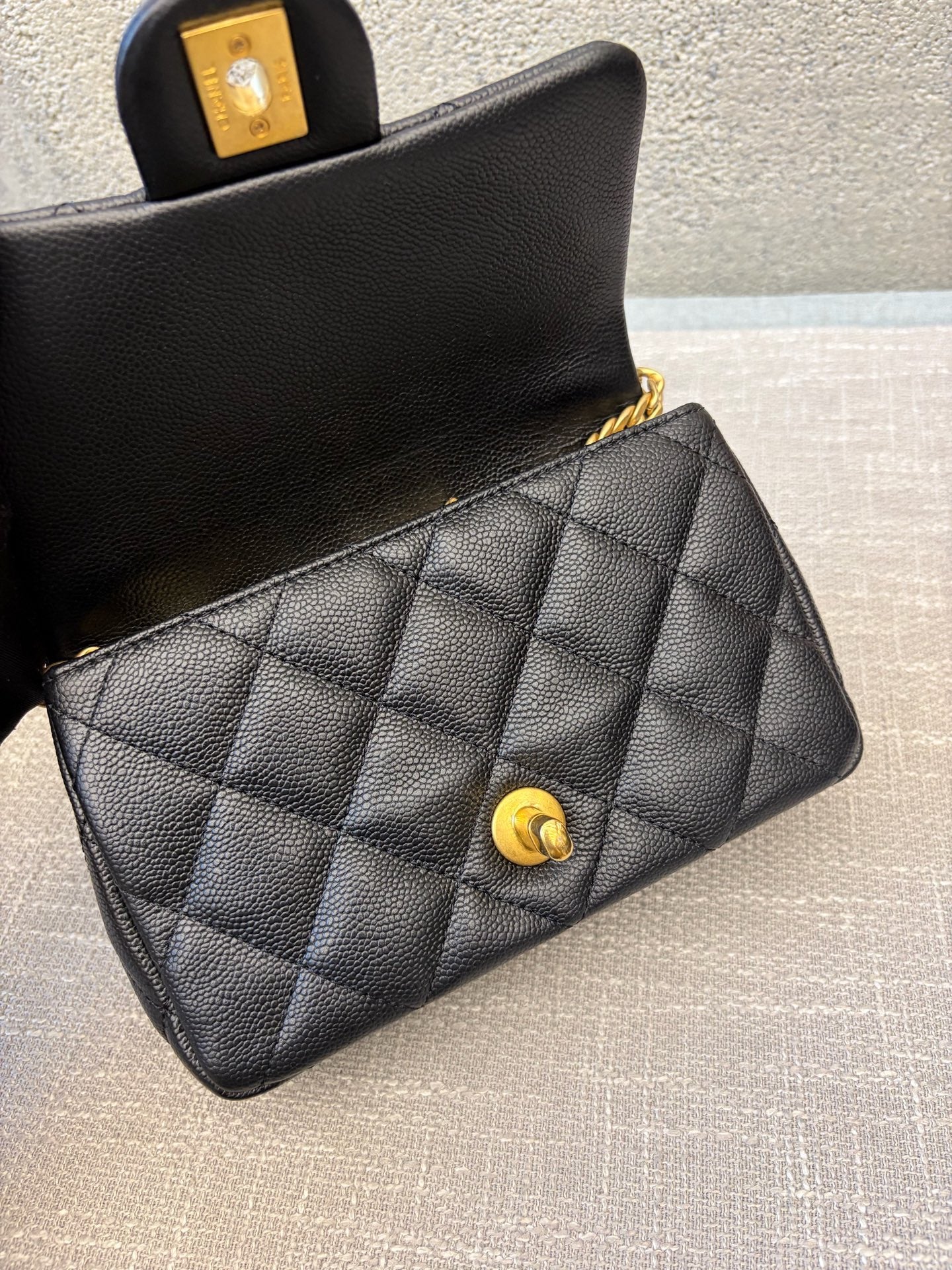 Preloved Chanel Black n Gold 23p Small Flap with Heart Adjustable Chain