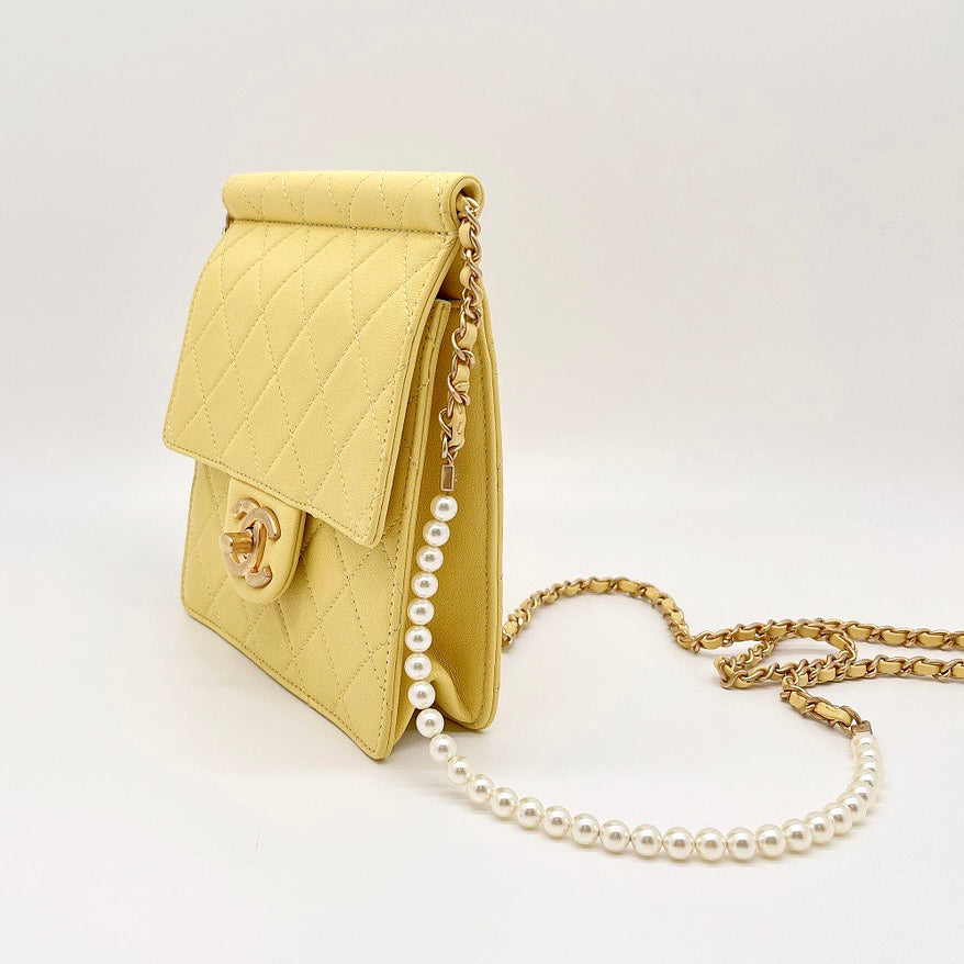  Chanel, Pre-Loved White Calfskin Top Handle Flap Bag, White :  Luxury Stores