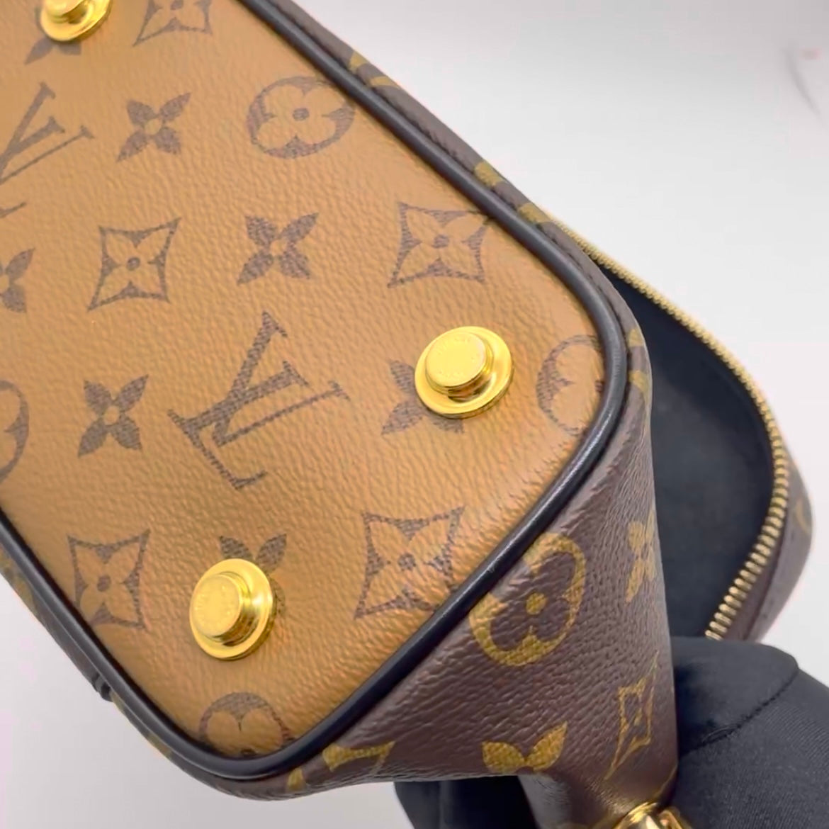 Túi xách nữ dáng cốp Louis Vuitton Vanity Pm Monogram