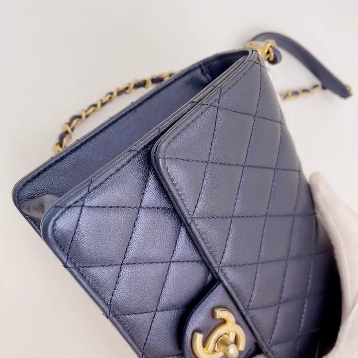Preloved Chanel Pearl Chain Flap Bag – allprelovedonly